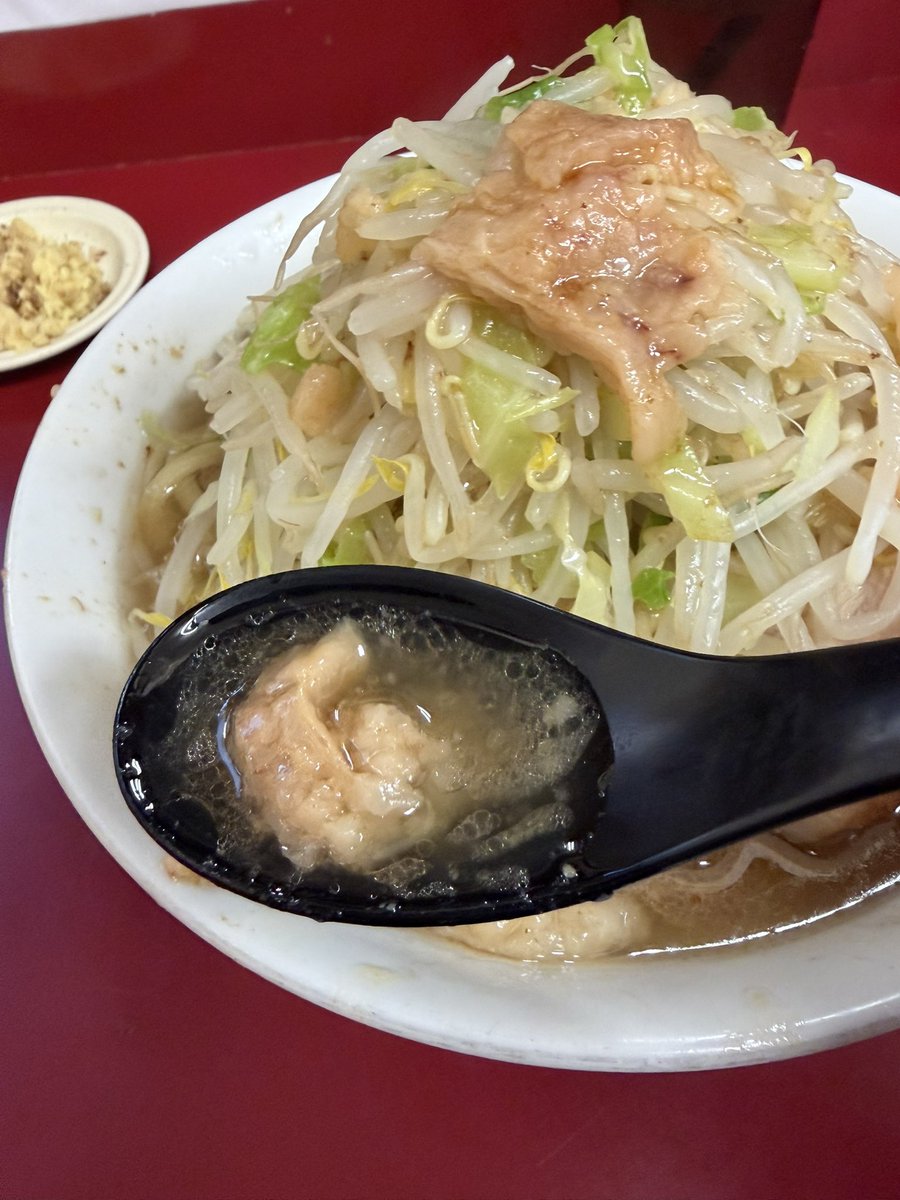 tokyo_0811's tweet photo. R8-6 ラーメン二郎 相模大野店
小ラーメン（ニンニク ヤサイ アブラ）
+刻み生姜 https://t.co/oj49WMU0cw