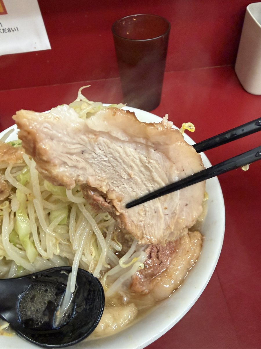 tokyo_0811's tweet photo. R8-6 ラーメン二郎 相模大野店
小ラーメン（ニンニク ヤサイ アブラ）
+刻み生姜 https://t.co/oj49WMU0cw