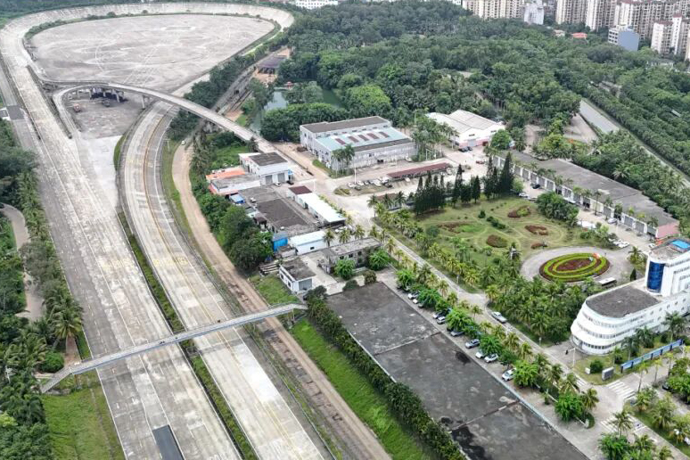 MeetQionghai's tweet photo. 🚗China's first humid climate road test base for export vehicles is now in Qionghai! The base opened 6 test routes equipped with millimeter-wave radar and LiDAR, connected to a unified monitoring platform. Targeting humid markets like Southeast Asia and Africa, it cuts testing costs and shortens R&D cycles — boosting Chinese car exports. Qionghai's "auto-testing DNA" dates back to 1958, now revitalized by Hainan FTP policies!🏖️
#AutoTesting #CarExport #VehicleTesting #HumidRoadTest #HainanFTP #Qionghai #MadeInChina #FutureMobility