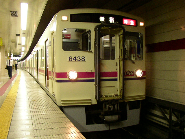 k5otsuzu9k1213's tweet photo. あの頃の京王線を振り返る。

貫通幌剥き出しの珍運用（2005/06/03）

地下乗り入れ対応の6030系2連のうち、6438F～40Fの3本は地上用から改造された経緯もあり両先頭車にスカートを設置。地上用の上り方増結車として運用する事も可能でした。
その場合は貫通幌が剥き出しの状態になるのですが、編成が不足した際は朝ラッシュ時のみの限定運用に充当され特徴的な姿で走行する機会が見られました。
なぜ限定運用だったかというと・・・

この日はいつもと異なり6438Fが9000系に増結される形で終日運用に入ってしまったのですが、よりによって昼から本線の特急・準特に充当される運用。
「いやいや」と思いつつ車交もされず走っている様なので様子を見に行ってみると・・・

何がマズイって、下り方に増結される前提の車だったので「女性専用車のステッカーが無かった」のですね。
取り急ぎ両面テープで貼った様ですが、ペラペラの状態。
9000系が特急に充当される事自体が珍しかった時代の「珍事件」でした。