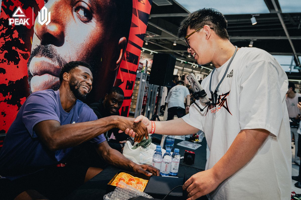 PEAKSPORTINTL's tweet photo. AW5 went fast in Jinan. 👟🔥
Wiggins pulled up, fans showed love, and the new signature shoe had the store buzzing.

#PEAKSPORT #AndrewWiggins #WigginsChinaTour #AW5 #PEAKBasketball #PEAKtaichi https://t.co/AMnZBTgZmk