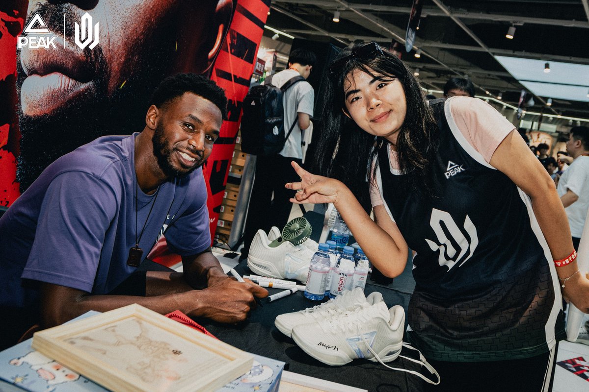 PEAKSPORTINTL's tweet photo. AW5 went fast in Jinan. 👟🔥
Wiggins pulled up, fans showed love, and the new signature shoe had the store buzzing.

#PEAKSPORT #AndrewWiggins #WigginsChinaTour #AW5 #PEAKBasketball #PEAKtaichi https://t.co/AMnZBTgZmk