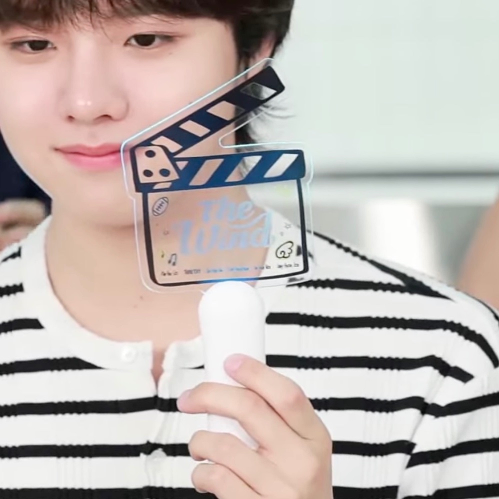 notheesoo's tweet photo. new lightstick for the comeback! https://t.co/PNK3FPsXRn