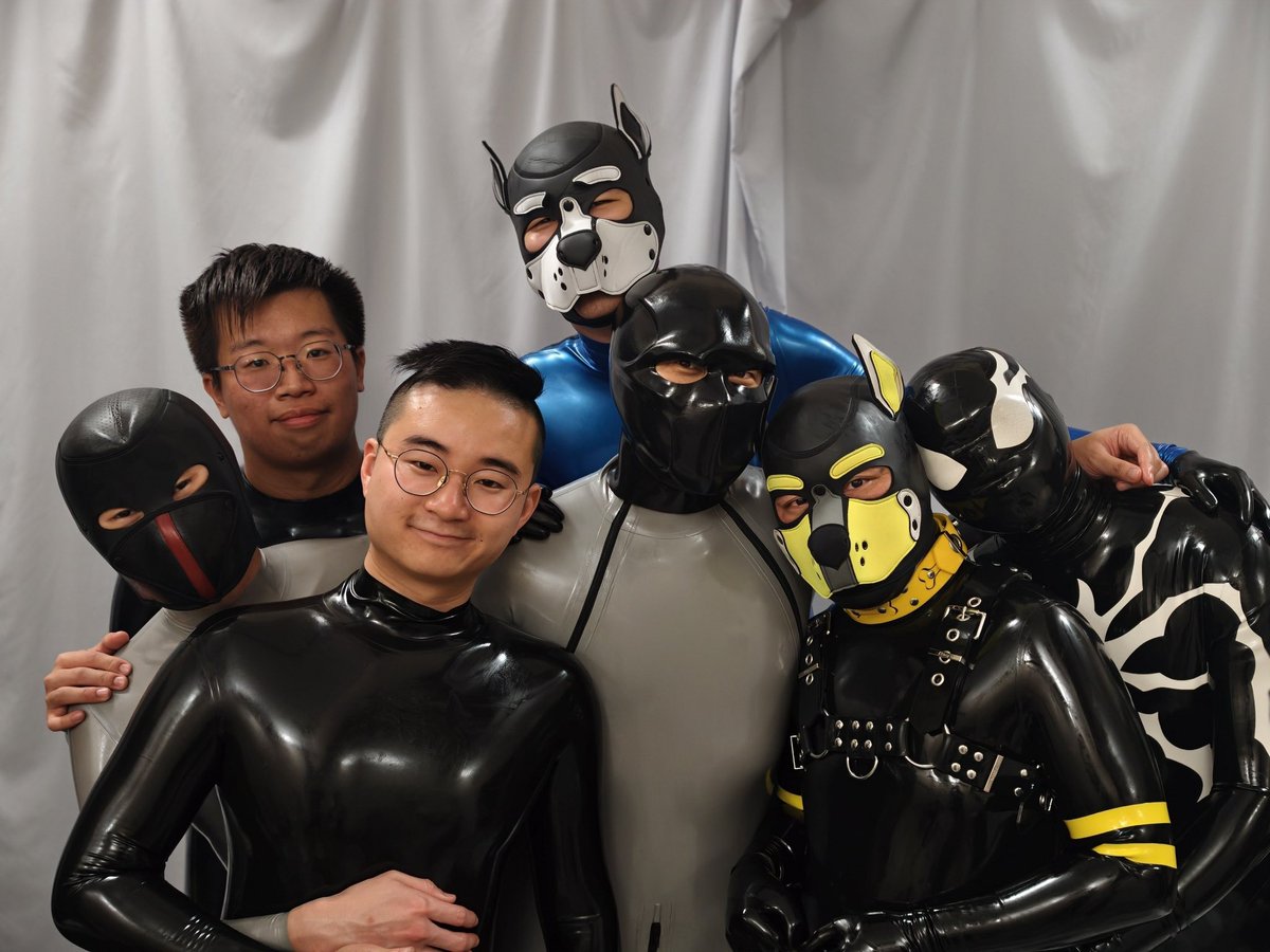 ginsolarsocks's tweet photo. 膠衣夜 
就是簡簡單單
穿著繃繃緊緊的膠衣
然後… 

@LoBakGouHK 
@filandzen 
@LeomSpidey 
@latexboyhk 
@Xlll_241 
@ErnestViento 
@ginsolarsocks 

📍 @heheclubhk 
📸 from @LoBakGouHK 

#RubberPup #RubberFetish #RubberToy #SubInRubber #ChastityBoy https://t.co/2IhByG4UWZ