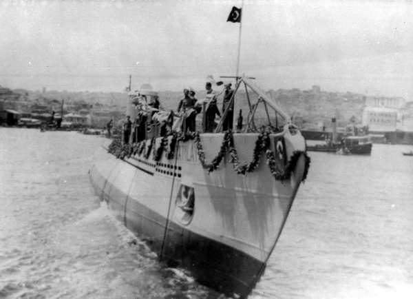 MASAOMORITR's tweet photo. In #Memoriam an  38 Seeleute , die heute vor 74 Jahren ihr Leben verloren haben. Das U-Boot der Ay-Klasse #Atilay, das auf einem Entwurf der deutschen Krupp-Germaniawerft basierte und in Istanbul endmontiert wurde kollidierte bei Tauchfahrt mit einer #Ankermine  aus dem 1. Weltkrieg und sank.  Das Wrack lag jahrzehntelang in 68 Metern Tiefe. Es wurde erst im Jahr 1994 von einem Forschungsteam um den Taucher Selçuk Kolay lokalisiert. Die Schäden am Rumpf bestätigten den Minentreffer eindeutig.
@denizaltici @Grnfink2 @DarthFreder @SvenReh