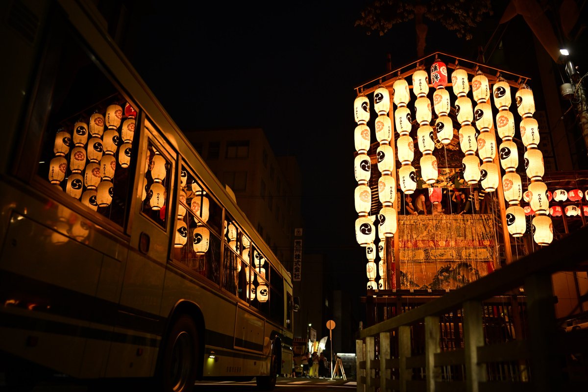 kyotocitykoho's tweet photo. 祇園祭・前祭の宵山期間が始まりました。
提灯が街をやさしく照らす「宵々々山」の風景を📷
市バスや車が通る日常の風景と山鉾の幻想的な景色が交わる、特別な１日です。
（広報担当撮影） https://t.co/Oa970tS0kN