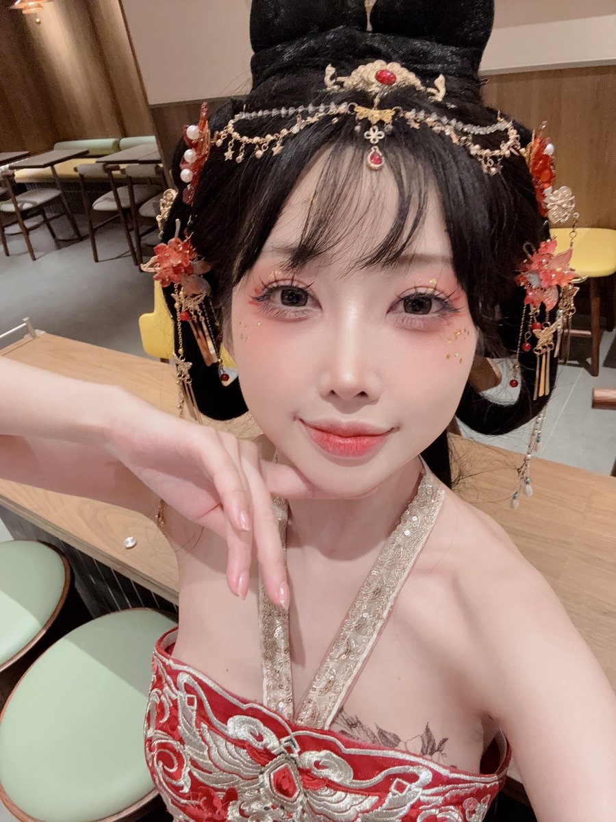 ryutorrrrr's tweet photo. 왕홍메이크업 받았는데 코스프레 화장보다 연해서 당황함 https://t.co/e2m7RRwNgG