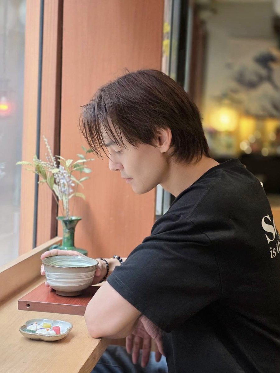 papangpt's tweet photo. 🍵🍃🤍🪟 https://t.co/816ZFHvj3n