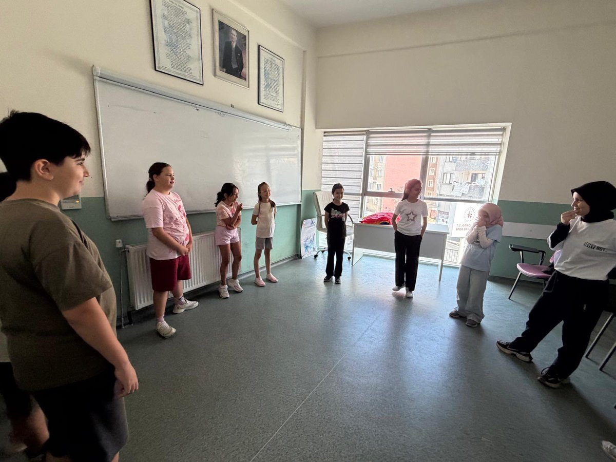 GSB_CorluGM's tweet photo. Yaz Kulübü kapsamında 2. Haftada yine gençlerimiz tanışma oyunlarından sportif faaliyetlere resim ve el sanatlarından akıl zeka oyunlarına kadar öğretici ve keyifli vakit geçirmeye devam ediyor. 
🌸🌟🎨 https://t.co/AkZ9p2RrMn