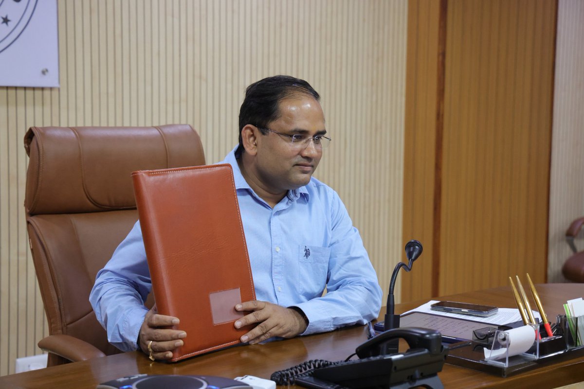 UTRI_upgov's tweet photo. UTRI, लखनऊ एवं IIM इंदौर के मध्य क्षमता संवर्धन, व्यवहार आधारित प्रशिक्षण, अनुसंधान, नवाचार एवं प्रभावी IEC प्रणाली को सुदृढ़ बनाने हेतु महत्वपूर्ण MoU संपन्न हुआ।
#UTRI #IIMIndore #CapacityBuilding #UrbanDevelopment #GoodGovernance #iGOTKarmayogi #Innovation #NagarVikas https://t.co/ZY1WhKEFX2