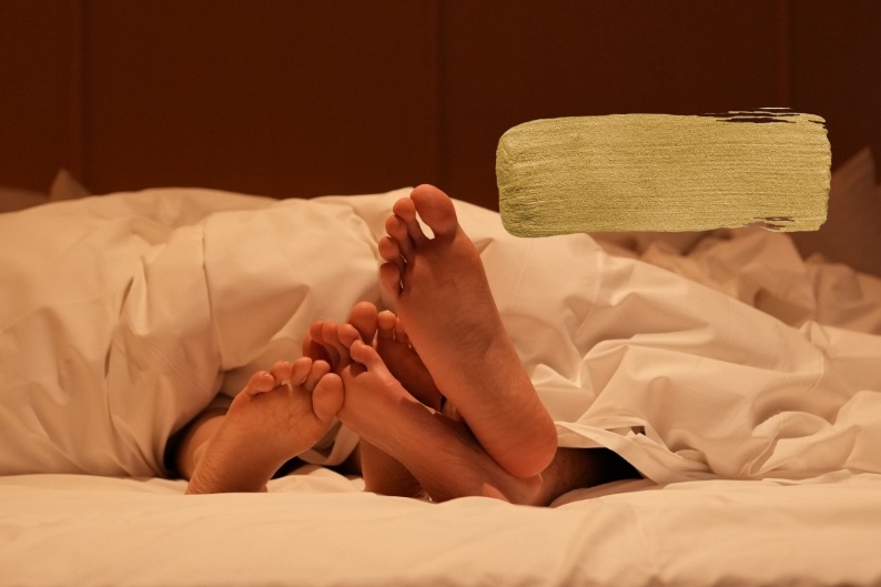 yoursDomm's tweet photo. 叠脚脚，一口能全都舔到吗
#情侣主 #夫妻主 #男S #女S #调教 #足控福利 https://t.co/8d5KM3c8Wl
