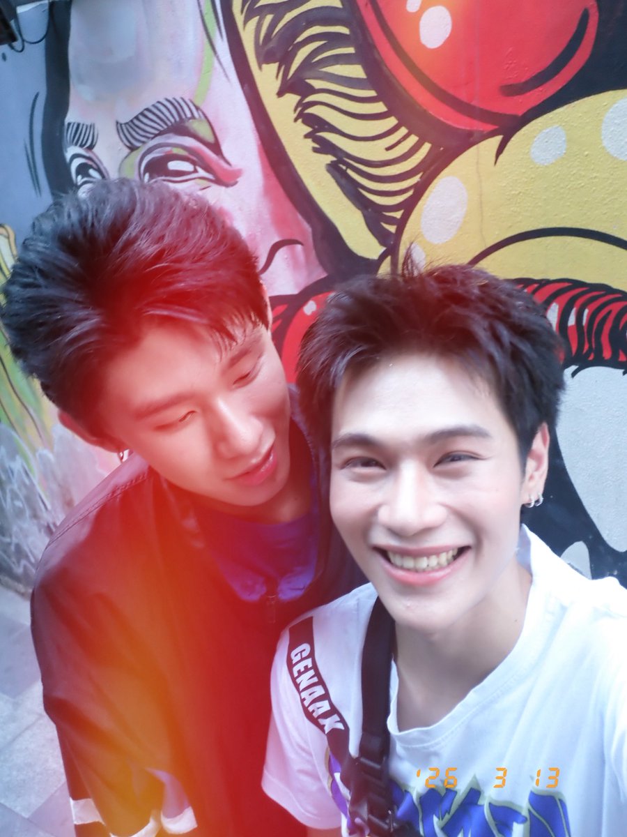 UltimateTroop's tweet photo. ภาพลับ (ที่ไม่ลับอีกต่อไป) 🫣✨  #LosttoLightEP4 #LosttoLight #bl #blseriesthailand  #blserie https://t.co/94cMIWSfhi