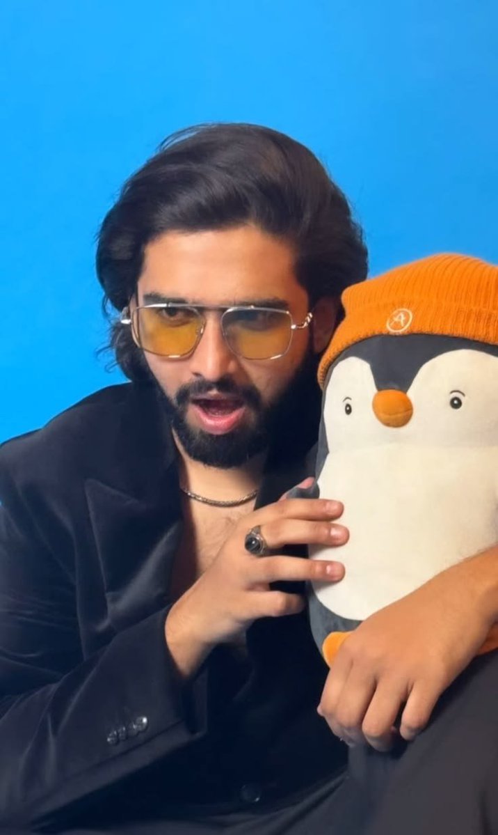 Armalian128's tweet photo. Amaal with penguin 😍🐧sooo cuteee 😍 @AmaalMallik #UnseenAmaalChallenge #AmaalMallik https://t.co/dP09p8mrQW
