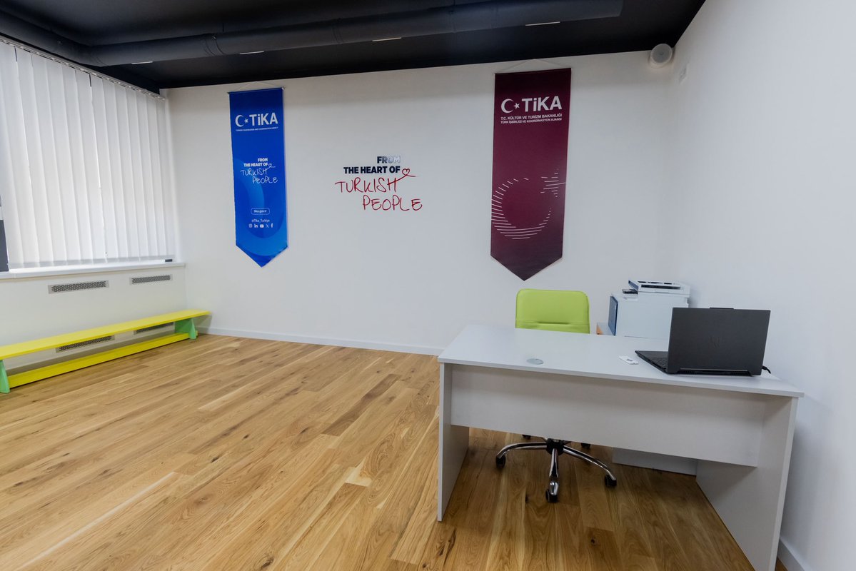 Tika_Ukraine's tweet photo. TİKA продовжує зміцнювати українсько-турецьку дружбу, підтримуючи вивчення турецької мови в Україні. 🇹🇷🇺🇦

У Київській гімназії східних мов №1 оновлено кабінети турецької мови та хореографічну залу, що сприяло покращенню умов навчання й творчого розвитку близько 100 учнів. https://t.co/IX81CQSdpB