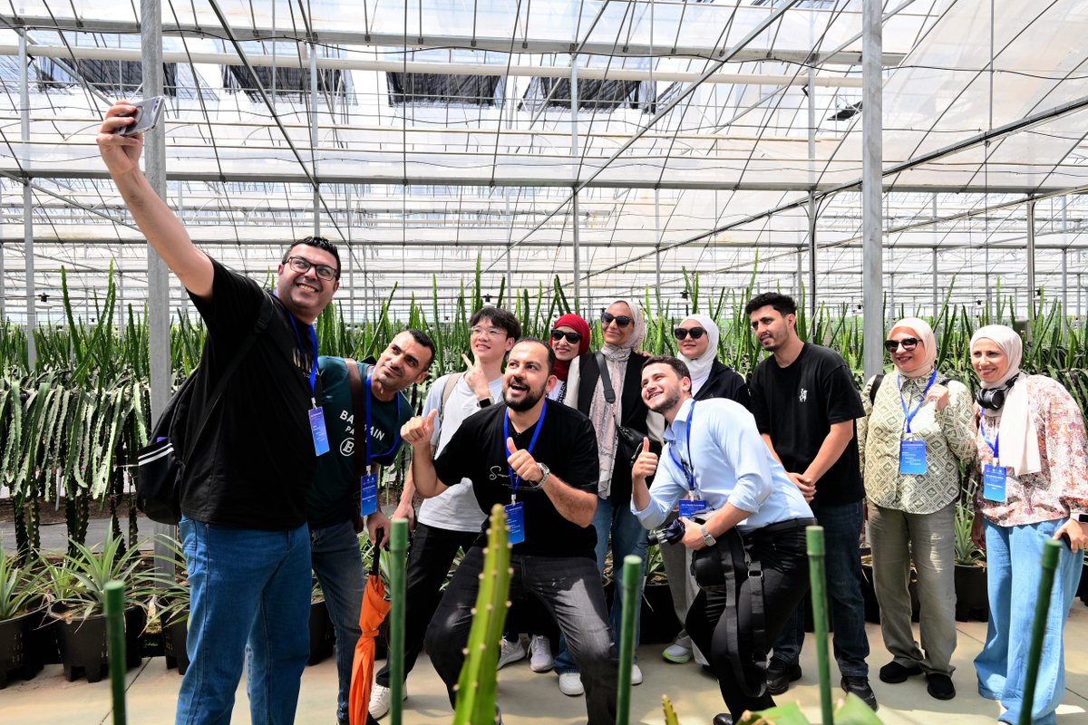 izhejiang's tweet photo. AI meets agriculture! More than 30 scholars from Egypt visited an agricultural sci-tech park in Jinhua on July 13 to explore smart farming, AI-powered crop management and autonomous delivery vehicles, with hopes of strengthening China-Egypt agricultural cooperation. 📸/IC https://t.co/ZLU3DyZvOm