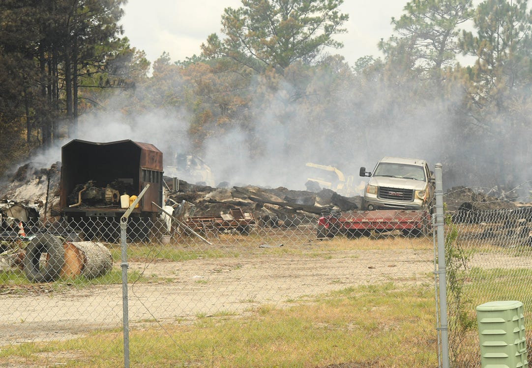 ncfirefighters's tweet photo. Shallotte,NC*Wildfire Update*
Fire investigation has determined that a lightning strike started the large wildfire that involved nearly 300 acres near Shallotte, including
structures and other property damage; (📸>@StarNewsOnline)
Brunswick County #FireinNC https://t.co/kwGfCbaohk