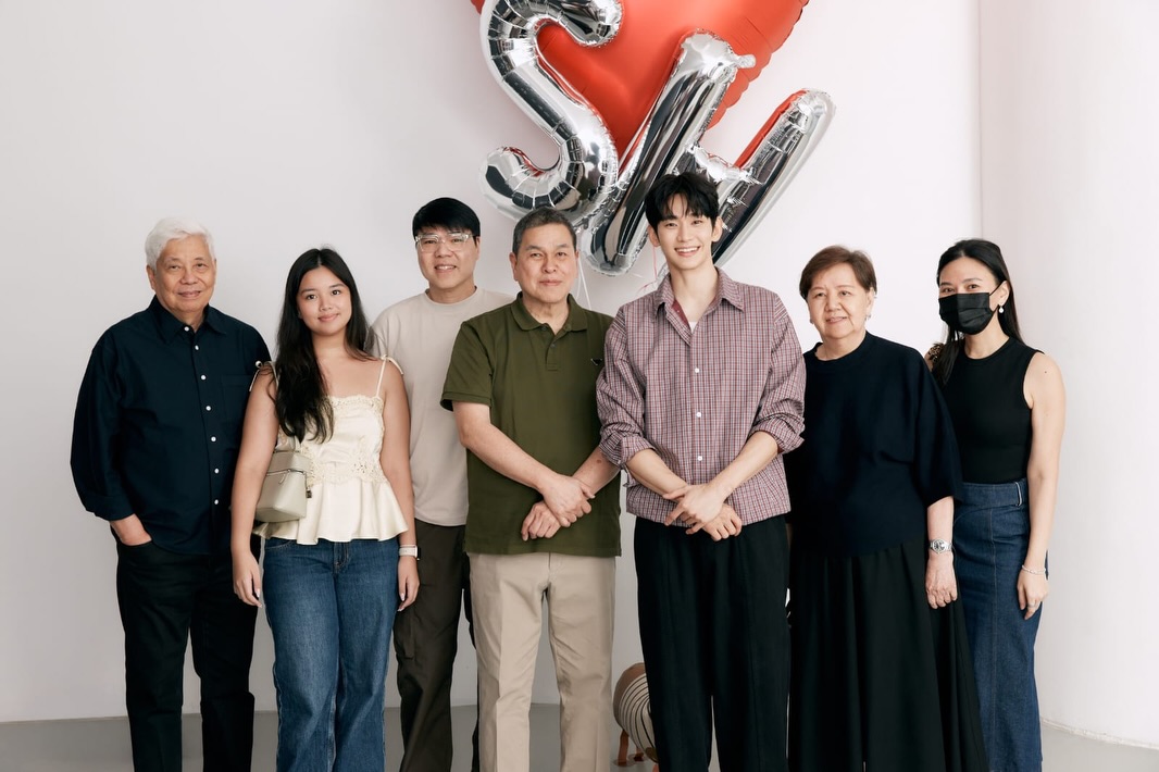 Mond_0216's tweet photo. 같은 사진인데 쌤들 올린거 보고 계속 확대해서 보게되네 ㅜㅜ 
얼른 화보 사진도 보구 싶다 https://t.co/9tfZiFITg0