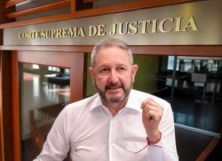 Horadelaverdad's tweet photo. #ENVIVO ""Estuve condenado a 18 años de inhabilidad por denunciar que el juez Pedro Suárez Vacca era corrupto y prevaricador. Hoy la Corte Suprema me dio la razón a lo que dije", afirmó Fernando Londoño.  #Editorial

¡Conéctese!

Escúchenos en:
YT
https://t.co/jWO9ysOfk2 https://t.co/LxujobOsqy