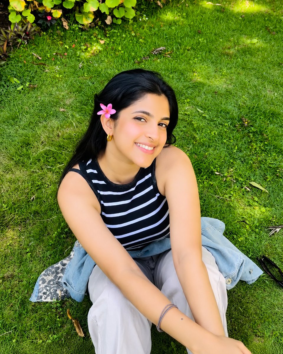 Meenaaxi_'s tweet photo. Just me and my little flower moment 🌸 https://t.co/pRFiMFQW96