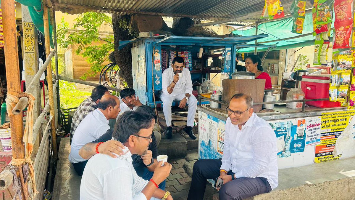 bjpneelrao's tweet photo. ચાય પે ચર્ચા

રાજપીપળા નગરપાલિકા સભ્ય શ્રી ગીતાબેન પાટણવાડીયાની ચાની કીટલી પર સહકાર્યકર્તાઓ સાથે સ્નેહભરી મુલાકાત અને ચાય પે ચર્ચા યોજાઈ.

જેમાં જિલ્લા પ્રભારી શ્રી અર્જુનભાઈ ચૌધરી,
જિલ્લા મહામંત્રી શ્રી આશિષભાઈ પટેલ તથા શ્રી હિતેશભાઈ વસાવા,ડેડિયાપાડા તાલુકા મહામંત્રી શ્રી રમેશભાઈ વસાવા,પૂર્વ તાલુકા પંચાયત સભ્ય શ્રી હરેશભાઈ વસાવા અને એડવોકેટ શ્રી રાજભાઈ વસાવા ઉપસ્થિત રહ્યા હતા.

#chaipecharcha #rajpipla #bjp4narmada #sangathan