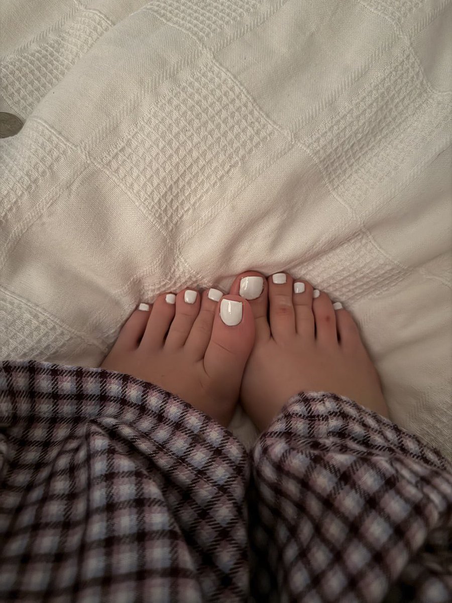 XianaEver's tweet photo. just having a matching toe colors 💅🏻 https://t.co/r70pbkf8NM