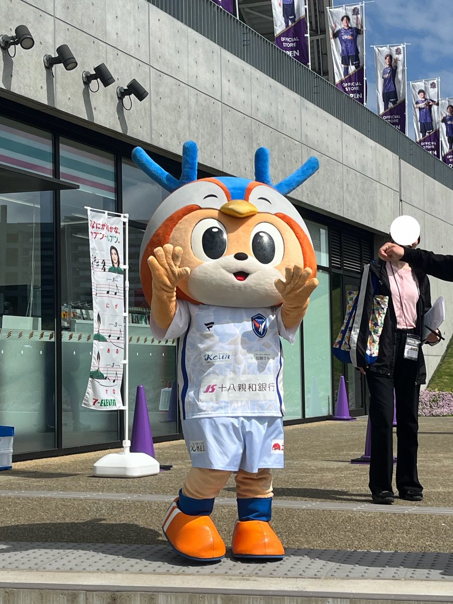 senjoh01's tweet photo. マスコットが遠征してくる試合、グリーディングの予定(予想)時間の１時間前に張り込もうとしたらもういる。
#マスコットグリーティングあるある 
#コートだじゅうる https://t.co/9t0jXzvYLJ