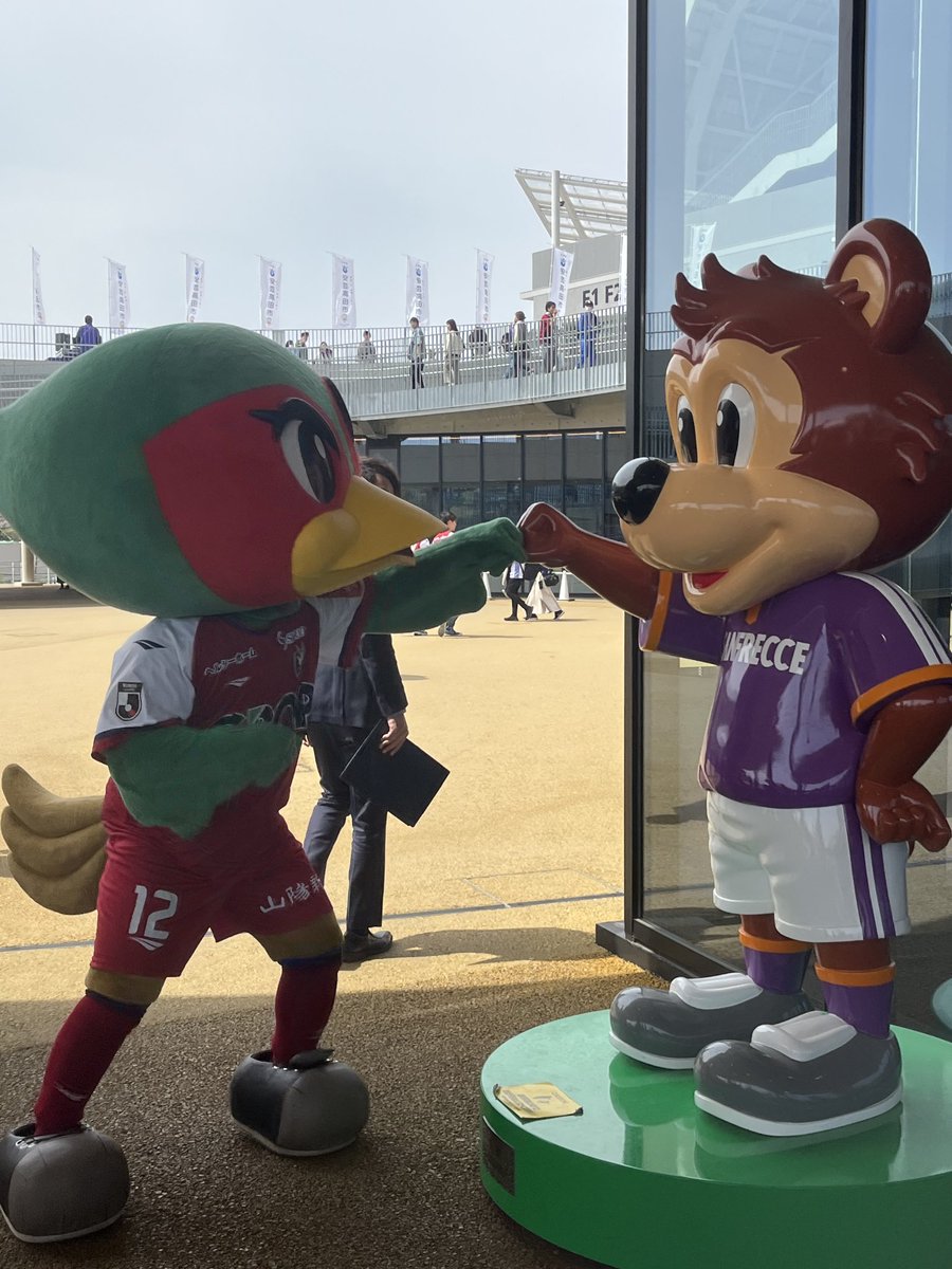 senjoh01's tweet photo. マスコットが遠征してくる試合、グリーディングの予定(予想)時間の１時間前に張り込もうとしたらもういる。
#マスコットグリーティングあるある 
#コートだじゅうる https://t.co/9t0jXzvYLJ