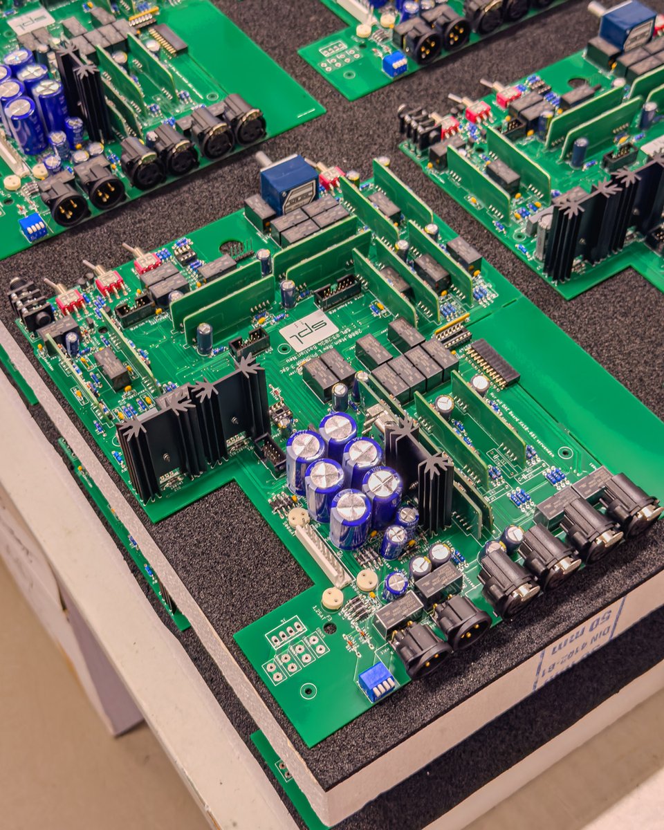 spltweets's tweet photo. In production ⚙️
What you see here are the mainboards of our Phonitor 3 DAC 🎶 Among other things, you can spot the vertical PCBs. These are our legendary 120V op-amps – a key element of the technology that makes the Phonitor 3 DAC so unique. https://t.co/ZrUaG30e9r
