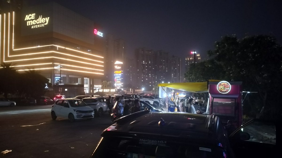 devtripathi04's tweet photo. There are illegal roadside shops serving fast food in Noida, under the nose of @Noidatraffic @CP_Noida and @CeoNoida and there is no authority to stop or regulate the business and traffic. The CM UP @CMOfficeUP @dmgbnagar are perhaps not aware, what's going on!!? https://t.co/NKnksogBIG
