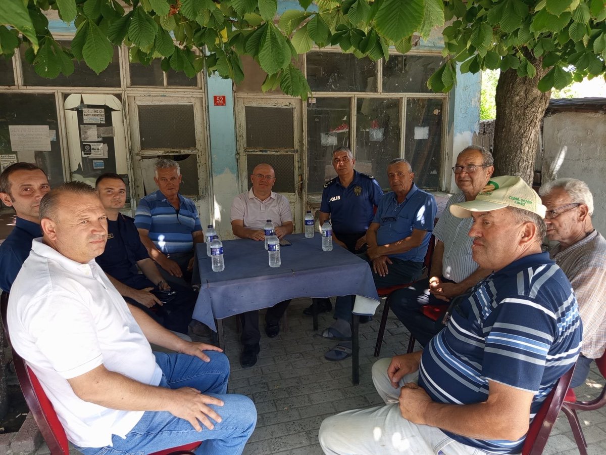 mktrky's tweet photo. Şehid ailelerimizi kurum mdlerimzle ziyaret ediyoruz...1980 lerde şehid olan Polis Memuru  büyüğümüz Lebib Agat 'ın kardeşi Ali İhsan abimizi atayurtları #Uzunköprü #Yeniköy de ziyaret ettik...Kendisi de polis olmak istemiş ama ailesi izin vermemiş. Ne mutlu ki küçük kardeşim de polis oldu da ailemizden 2. bir polis çıktı dedi..Bu arada Yeniköylü hemşehrilerimizle de bir çay içimlik hasbihâl ettik gönüllerini aldık.Ayrıca geçenlerde yıldönümü olan Çorlu Tren Kazasında vefat eden Oğuz Arda Sel kardeşimizin dedesine de ziyarette bulunup tâziyelerimizi arzettik..@TC_icisleri @tcbestepe @tcailesosyal @iletisim