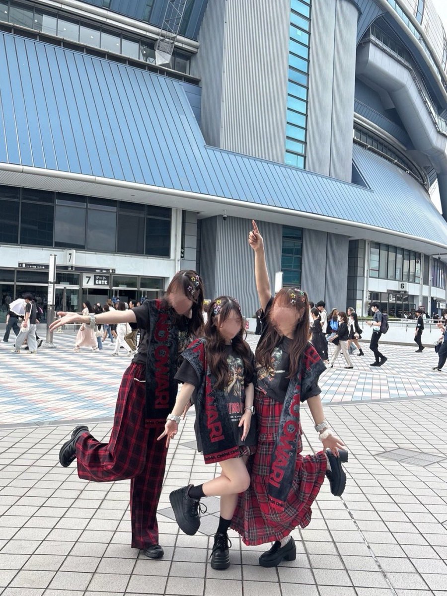 o3bl3_fg's tweet photo. THE CINEMA 大阪2️⃣日目⭐️⭐️

念願の3連番⭐️
赤チェックコーデに星散りばめてお気に入りLOOK⭐️
2人ともありがとう𝑩𝑰𝑮𝑳𝑶𝑽𝑬🌟

@amimon000 @hikawawa__  

#THECINEMA https://t.co/w2aNorF6lm