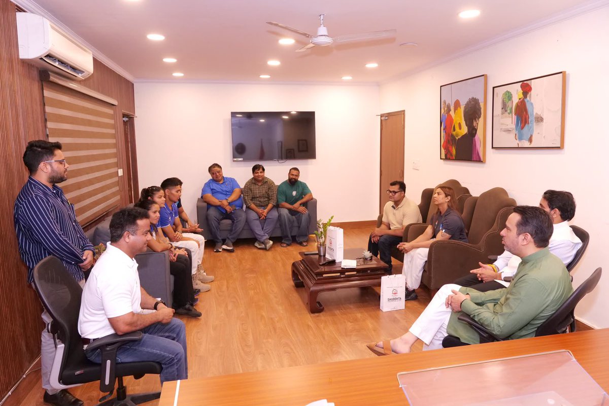 Office_ChJayant's tweet photo. नई दिल्ली स्थित 25, तुगलक रोड आवास पर केंद्रीय मंत्री श्री जयन्त चौधरी जी से देश का मान बढ़ाने वाली पैरालंपिक पदक विजेता व अर्जुन अवार्डी सिमरन शर्मा एवं प्रीति पाल सहित कई खिलाड़ियों और भारतीय सेना (ASC) के हाई परफॉरमेंस कोच नाइक गजेंद्र सिंह ने मुलाकात की। उत्तर प्रदेश में PCS अधिकारी के रूप में सेवाएं दे रहीं इन दोनों अर्जुन अवार्डी बेटियों और उनके कोच के साथ खेल जगत के विकास और खिलाड़ियों की सुविधाओं को लेकर एक बेहद सकारात्मक चर्चा हुई। इस दौरान इस श्री अमरीश त्यागी, अंतर्राष्ट्रीय ख्याति प्राप्त भारतीय पैरा पावरलिफ्टिंग कोच श्री सुनील कुमार, कोच श्री प्रदीप यादव, अंतर्राष्ट्रीय खिलाड़ी राहुल शर्मा और वरिष्ठ खेल पत्रकार व खिलाड़ी अजय तोमर (आचार्य जी) भी उपस्थित रहे।