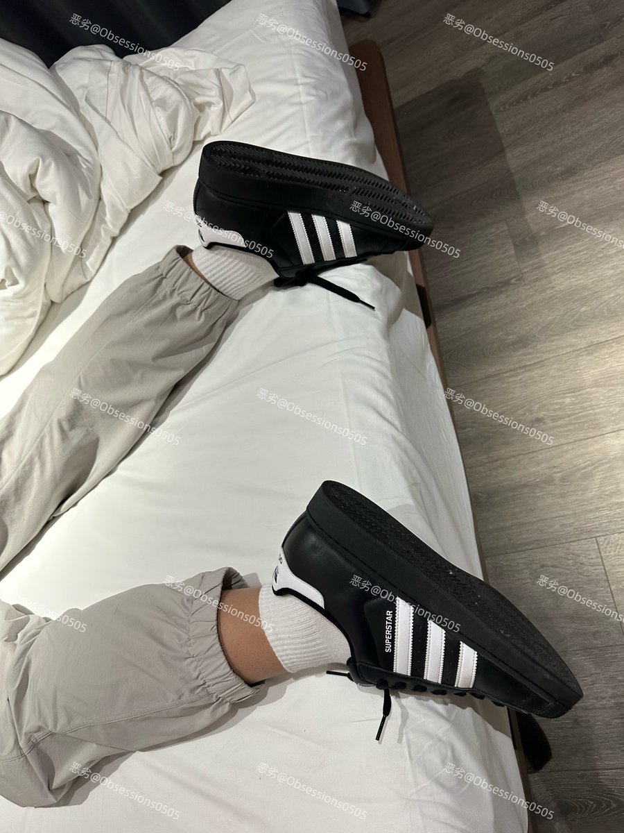 Obsessions0505's tweet photo. 白天旅游拿着三脚架一顿拍，晚上三脚架就由我来用吧，一顿酒就倒了，迷迷糊糊自己把鞋脱了，有后续。 https://t.co/HxWHUwFcwT