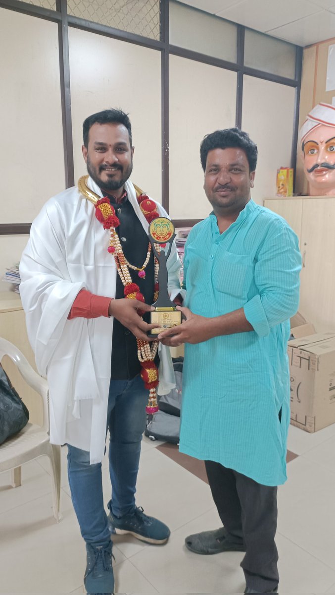 amar_hasam's tweet photo. ಪಣಿಂದ್ರ ಪ್ರಸಾದ್ ಯುವ ಪ್ರಶಸ್ತಿ ಪುರಸ್ಕೃತರು ಇವರಿಗೆ ಸನ್ಮಾನಿಸಿ ಗೌರವಿಸಲಾಗಿತ್ತು https://t.co/7M1E6pNylf
