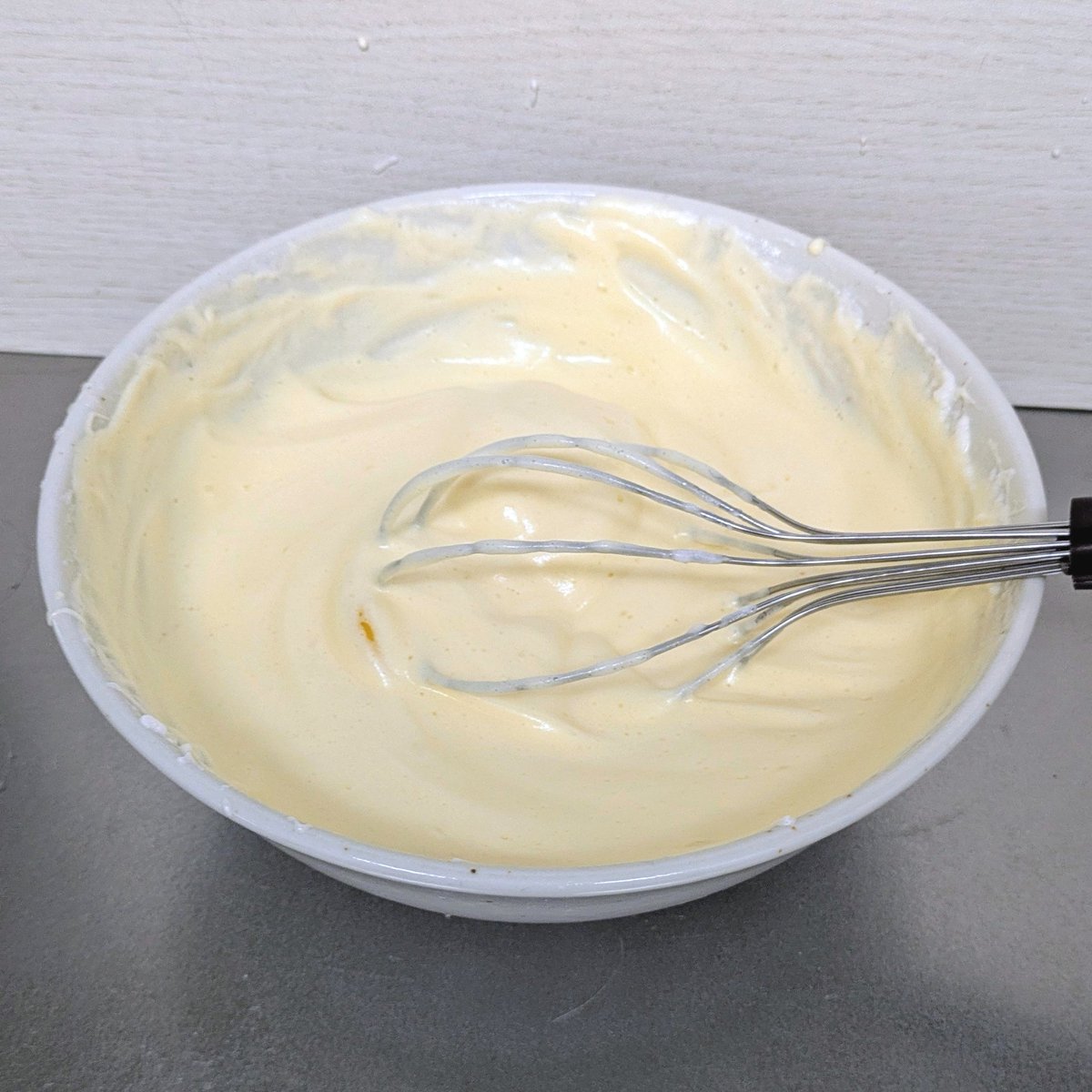 NEKOM0FU's tweet photo. 簡単！材料2つで作るアイス
昔ながらのたまごアイス
【材　料】
・たまご 2個・練乳(お好みの量）
【作り方】
① 卵白と卵黄に分ける
② 卵白に練乳を加えて泡立てる
③ ②に卵黄を加えて混ぜる
④ タッパーに入れ冷凍庫で凍らせる
→凍らせたら完成
#手作りおやつ 
アイスの完成が楽しみです！ https://t.co/9WgknfAqzQ