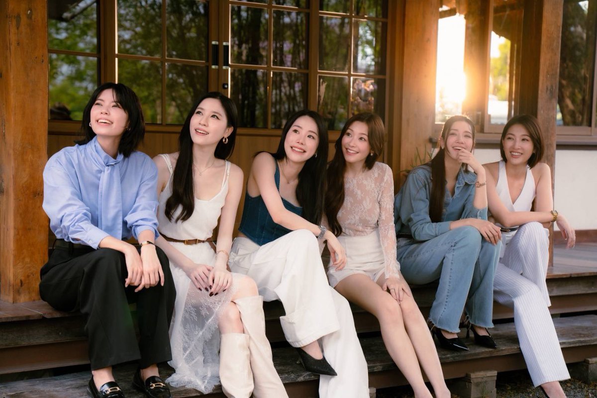 Blackcatupdate's tweet photo. 6 สาว จาก "Chasing Love พี่เองก็ลำบาก" ส่งต่อความสดใส ปล่อยซิงเกิลพิเศษ "ซ่อนให้หา (Find Me Please)" ชวนทุกคนออกตามหาคนที่ใช่
#ซ่อนให้หา #FindMePlease #ChasingLove #CHANGEMUSIC
แม้ซีรีส์ "Chasing Love พี่เองก็ลำบาก" จะเดินทางมาถึงช่วงโค้งสุดท้าย แต่ความเซอร์ไพรส์ยังไม่หมด เมื่อ 6 นักแสดงสาว “ไนล์ ชนิดาภา - น้ำหวาน ณัฐชยา , เฟย์ อภิสรา - จีนี่ อรนลิน และ ออมสิน ณัฐรัตน์ - กิ๊ฟ สิรินาถ” จับมือปล่อยซิงเกิลพิเศษ "ซ่อนให้หา (Find Me Please)" เพลงป๊อปจังหวะสดใสที่พร้อมเติมพลังบวกและรอยยิ้มให้แฟนๆ ได้โยกตามกันตลอดทั้งเพลง
หลังจากก่อนหน้านี้ “กิ๊ฟ สิรินาถ” ได้โชว์ศักยภาพด้านการร้องเพลง "กลัวความรักไม่เท่ากลัวเสียเธอ (Too Afraid)" เพลงเศร้าของคนที่หวาดกลัวความรักจนเลือกวิ่งหนีแม้กระทั่งความรู้สึกของตัวเอง จนได้รับคำชื่นชมจากแฟนๆ ทั้งในไทยและต่างประเทศอย่างมากมาย ครั้งนี้ถึงเวลาที่ทั้ง 6 สาวจะมารวมพลังถ่ายทอดอีกอารมณ์ของความรัก ผ่านเพลงที่เต็มไปด้วยความสดใส ขี้เล่น และเสน่ห์ที่ชวนตกหลุมรัก
"ซ่อนให้หา (Find Me Please)" เป็นเพลงที่พูดแทนความรู้สึกของคนที่แอบซ่อนหัวใจไว้ แต่ก็แอบหวังให้ใครสักคนมองเห็นและเดินเข้ามาค้นพบ ไม่ใช่การซ่อนเพื่อหนี แต่เป็นการซ่อนแบบมีคำใบ้ ซ่อนแบบแอบส่งสัญญาณว่า "ฉันอยู่ตรงนี้นะ" พร้อมชวนให้อีกฝ่ายลองสังเกต ลองเดาใจ และกล้าที่จะก้าวเข้ามา เพราะบางครั้งคนที่กำลังรออยู่ ก็ไม่ได้อยู่ไกลเกินเอื้อม
ด้วยเมโลดี้ป๊อปฟังง่าย บีทสนุก และท่อนฮุคที่ชวนร้องตามอย่าง "ซ่อนให้หา มาหาให้เจอ Baby" ผสานกับเคมีที่ลงตัวของทั้ง 6 สาว ทำให้เพลงนี้เต็มไปด้วยความน่ารัก สดใส และเสน่ห์ที่ชวนยิ้มตั้งแต่ต้นจนจบ อีกทั้งยังสอดแทรกมุมมองของความรักที่ไม่จำเป็นต้องเก็บซ่อนจนมองไม่เห็น แต่อาจเป็นการซ่อนแบบตั้งใจ ให้คนที่ใช่เป็นคนตามหาจนเจอ
ใครที่กำลังมองหาเพลงฟังสบาย เติมความสดใสให้กับวัน หรืออยากเพิ่มเพลงน่ารักๆ ไว้ในเพลย์ลิสต์ "ซ่อนให้หา (Find Me Please)" คืออีกหนึ่งเพลงที่ไม่ควรพลาด สามารถติดตามฟังได้แล้ววันนี้ทุกสตรีมมิ่งแพลตฟอร์ม
ติดตามความเคลื่อนไหวได้ทาง ...
Facebook / IG / TikTok / X : CHANGE MUSIC
YouTube : CHANGE2561