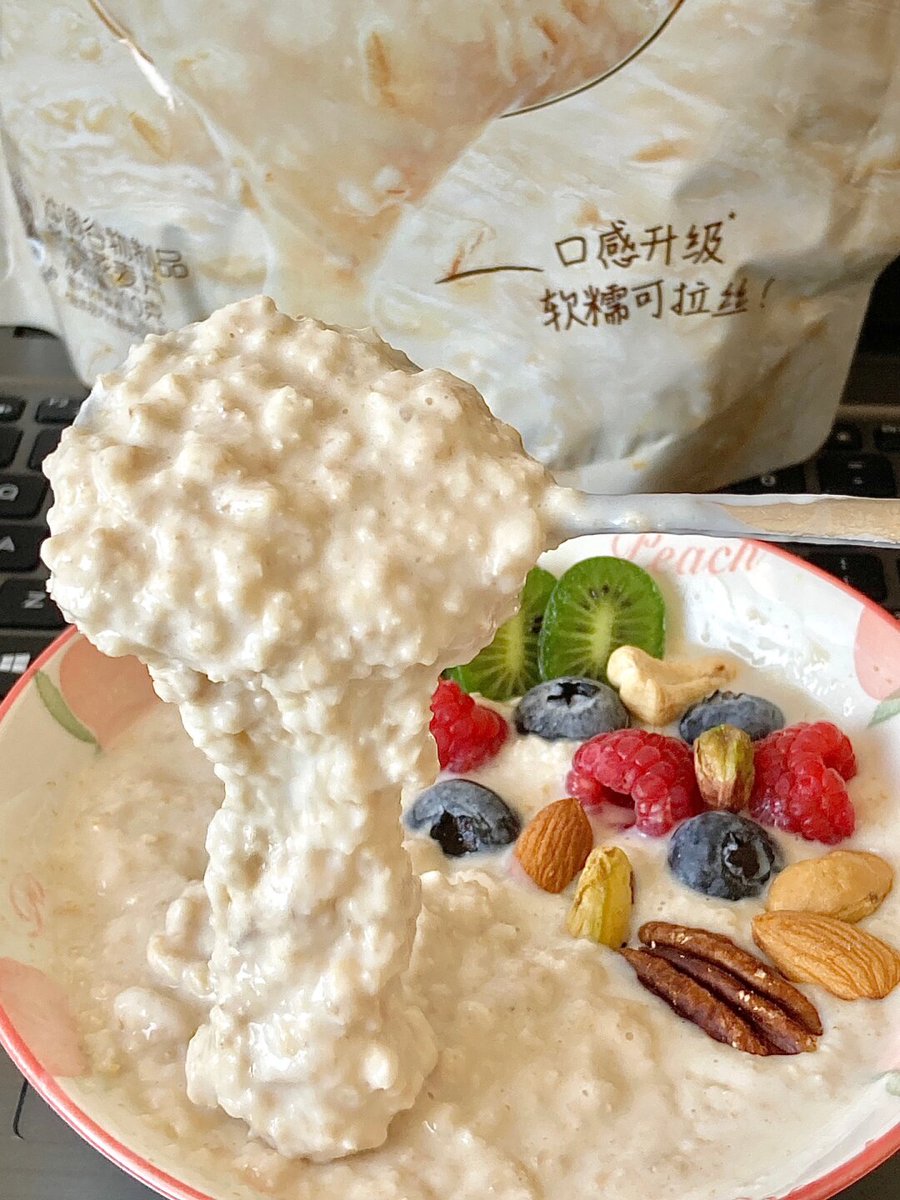 Jrae1987's tweet photo. [Tired of boring workdays My go-to quick breakfast: warm oat porridge with fresh berries + a dash of cinnamon. Fast, cozy, and keeps me full till lunch! ]， https://t.co/29MRrJIZVV