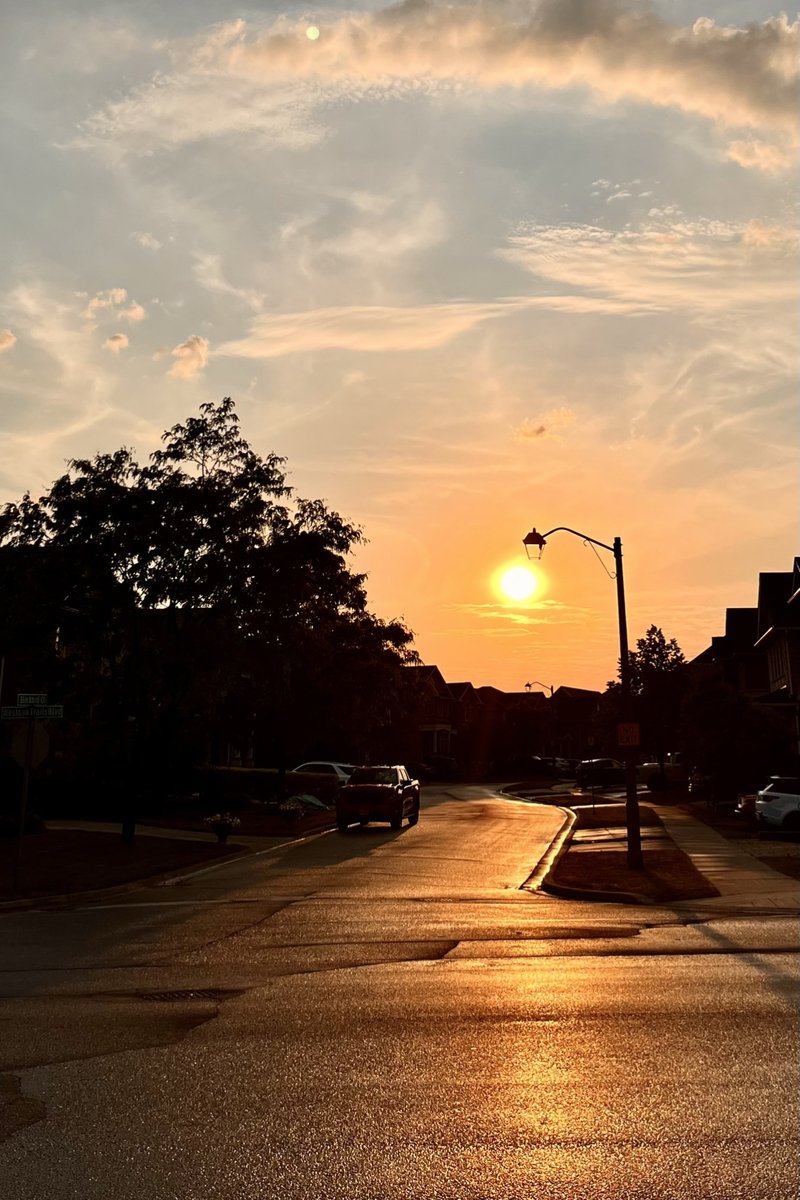 J8iiUU7g67EEQiq's tweet photo. New to photography Start with mastering natural light—shoot during golden hour (1hr after sunrise/before sunset) for warm, soft tones that make every shot pop. https://t.co/3XQUoSZgVi