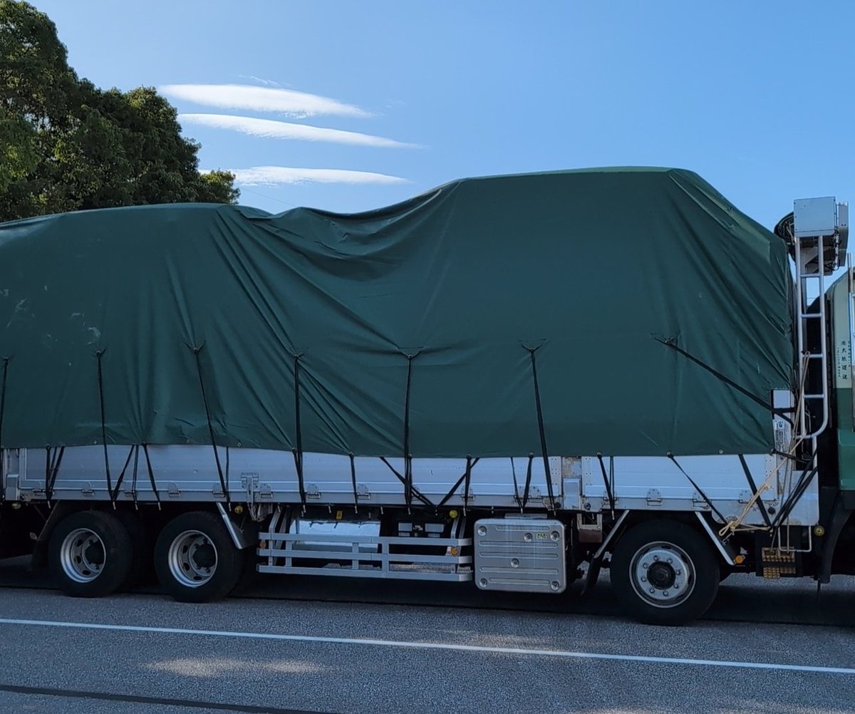 dankami33's tweet photo. 坂出キョードーは傭車にカス仕事しか言うてこん、自分で営業行かなほんま倒れるわこんなん、農機具に大シートなんか20年運転手してて初めてだが https://t.co/9SaO8Hpdua