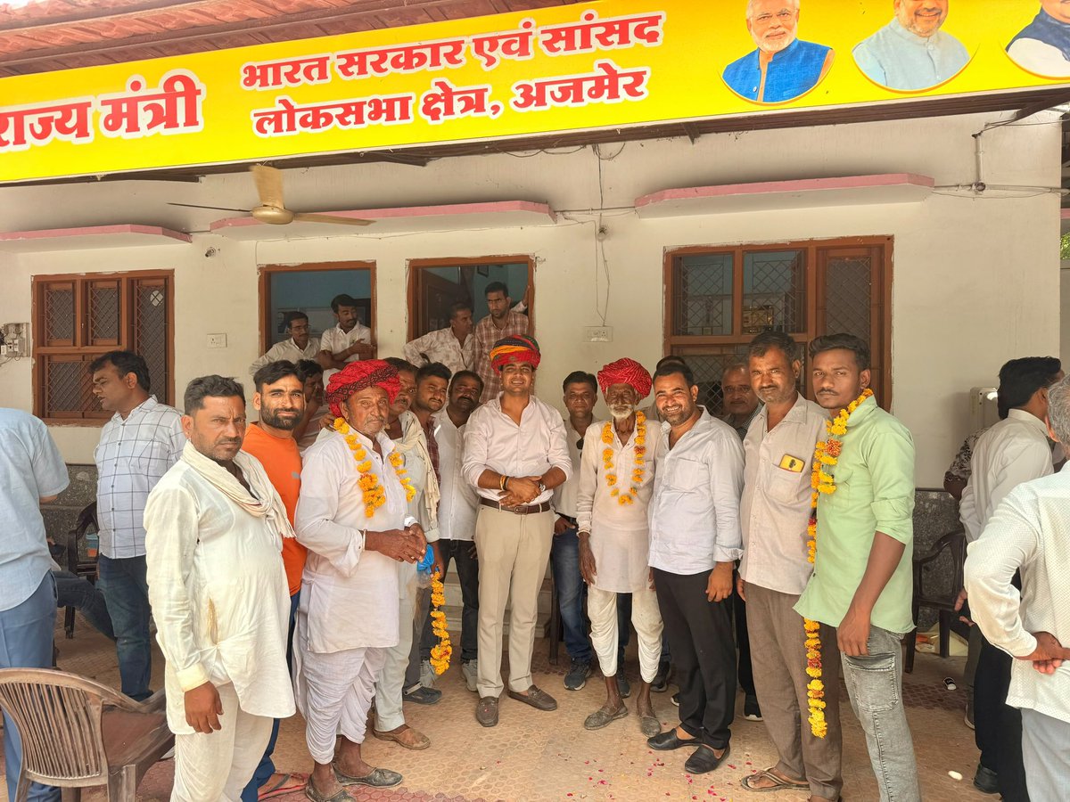 SubhashCKSG's tweet photo. आज कार्यालय पर आत्मीयजनों से स्नेहपूर्ण भेंट हुई। उनके कार्य के सफलतापूर्वक पूर्ण होने पर उन्होंने आकर शुभकामनाएँ व्यक्त कीं एवं मिठाई खिलाकर अपनी प्रसन्नता साझा की।

जनसेवा के माध्यम से लोगों के जीवन में सकारात्मक परिवर्तन ला पाना मेरे लिए सबसे बड़ा संतोष है। आप सभी का स्नेह, https://t.co/WjjR5DwN7e