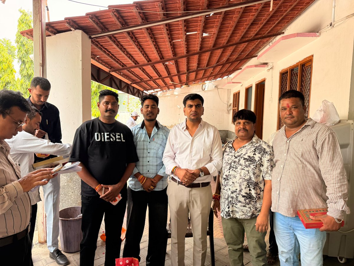 SubhashCKSG's tweet photo. आज कार्यालय पर आत्मीयजनों से स्नेहपूर्ण भेंट हुई। उनके कार्य के सफलतापूर्वक पूर्ण होने पर उन्होंने आकर शुभकामनाएँ व्यक्त कीं एवं मिठाई खिलाकर अपनी प्रसन्नता साझा की।

जनसेवा के माध्यम से लोगों के जीवन में सकारात्मक परिवर्तन ला पाना मेरे लिए सबसे बड़ा संतोष है। आप सभी का स्नेह, https://t.co/WjjR5DwN7e