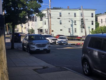 Edralynraven's tweet photo. WATCH: CCTV footage shows ICE agents removing the body of a 26-year-old Colombian man after fatally shooting him in Biddeford, Maine.

🔥maine ice shooting video
🔥video of maine shooting
🔥ice shooting in maine
🔥ice shooting biddeford maine
#iceshooting

https://t.co/FSJOrEuXkn https://t.co/xjtdyeB4pa