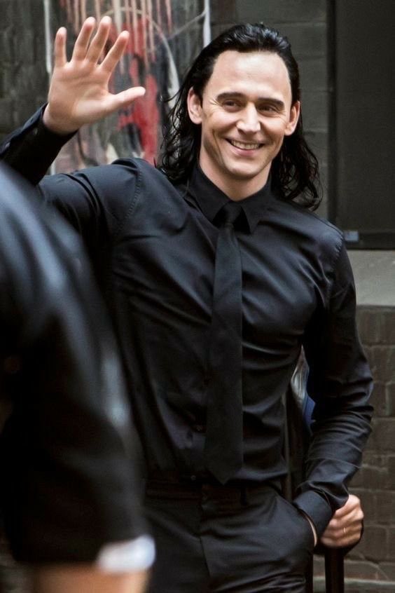 gloriousmcu's tweet photo. i wish we had more scenes of loki in the black suit 😵‍💫 https://t.co/7EYwLmF6FT