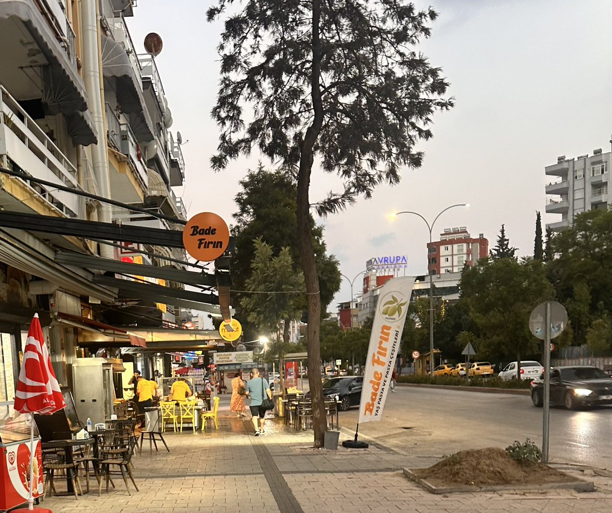 GneyTRK11's tweet photo. #şırdancımesut
@TCAdanaValiligi 
@Adana_Bld 
@CukurovaBelTr 
@cukurovabldtr 
@emrahkozay01 
@tcbestepe 

burası adana, çukurova, şehitler bulvarı. 
kaldırımdan nasıl yürüyecek vatandaş.? 
hele gece o arada kapanıyor.! 
kaldırımları büyüttünüz yayalar için. 
hani yaya…? https://t.co/UbwacszINV