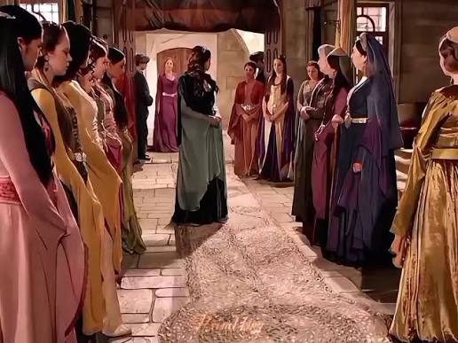 AblukaMedya's tweet photo. Tarihçi Murat Bardakçı'nın televizyon dizileriyle büyüyen neslin Osmanlı'daki "Harem" fantezisini yerle bir eden açıklamaları:

🔷 Harem, o Batılı ressamların tablolarında çizdiği gibi padişahın onlarca cariyeyle gününü gün ettiği, yarı çıplak kadınların havuz başında dolaştığı bir fantezi dünyası falan değildir.

🔷 Tam tersine Harem, devletin çok sıkı kuralları olan, askeri bir disiplinle yönetilen en üst düzey kız eğitim kurumudur, bir nevi Osmanlı'nın kadınlar üniversitesidir.

🔷 Oraya alınan kızlar yıllarca okuma yazma, edebiyat, musiki, matematik, dikiş, adap ve devlet yönetimi eğitimi alırlar.

🔷 Padişahın yatağına girmek falan öyle her cariyeye nasip olacak, kolay bir şey değildir.

🔷 Oradaki temel amaç, padişaha eş bulmaktan ziyade, Enderun'da yetişen üst düzey devlet adamlarına, paşalara ve vezirlere devleti temsil edebilecek, kültürlü ve saray adabını bilen eşler yetiştirmektir.

🔷 Avrupalılar yüzyıllar boyunca o meşhur Harem tablolarını tamamen kendi cinsel açlıklarıyla ve hayal güçleriyle çizmişlerdir.

🔷 Çünkü Harem'e padişah ve harem ağaları dışında bir erkeğin, hele ki bir yabancının adım atması kesinlikle imkansızdır.

🔷 Siz televizyondaki o pembe dizilere bakıp aldanmayın; Harem bir eğlence veya fuhuş yuvası değil, Osmanlı devlet geleneğinin en ciddi ve saygın kurumlarından biridir.