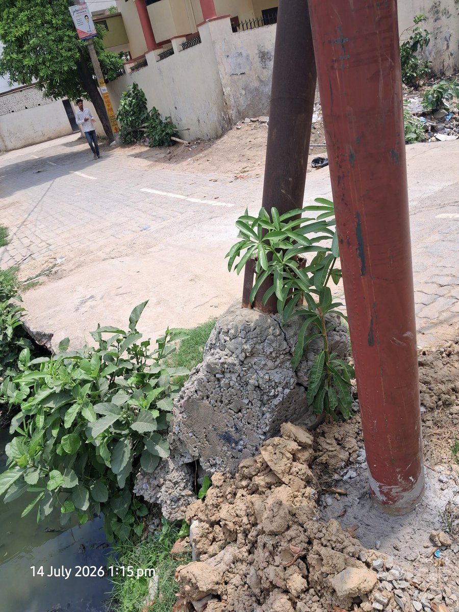 Ashutosh11jan's tweet photo. @puvvnlvaranasi @PuVVNLHQ @UPPCLLKO abhi tak condition waise hi hai. Pole aur jhuk gya hai. https://t.co/rEPP0QF7og