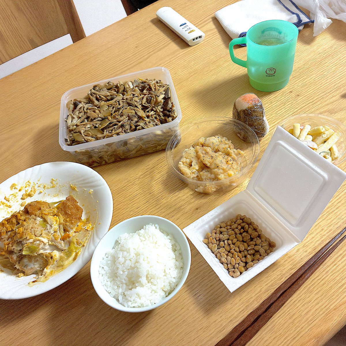 spicewielder09's tweet photo. 昨夜の夕食。　#料理記録　#料理好き　#お腹ペコリン部　#エスニック料理くらぶ　#納豆　#きのこのマリネ　#おにぎり　#かつ煮　#ペッパーマカロニサラダ　#冷やして食べるレモンチキン https://t.co/JTA430nd4Z