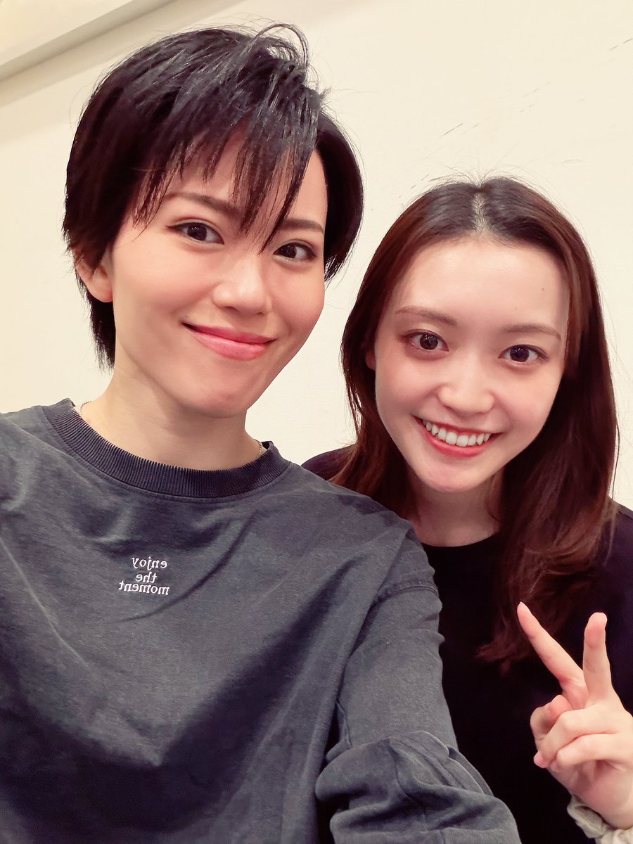hiryu_tsukasa's tweet photo. 極限選別演劇
『HUNDRED LINE -最終防衛学園-』
#舞台ハンドラ ビジュアル公開されました🙇改めまして #ヴェシネス 役の #飛龍つかさ です。よろしくお願いします！
本日はカッコいいオープニングがつきました✨
イヴァー役の #髙橋かれん ちゃん💓やっと稽古場で会えました！可愛い妹ができました😍 https://t.co/1zoYNePSZv