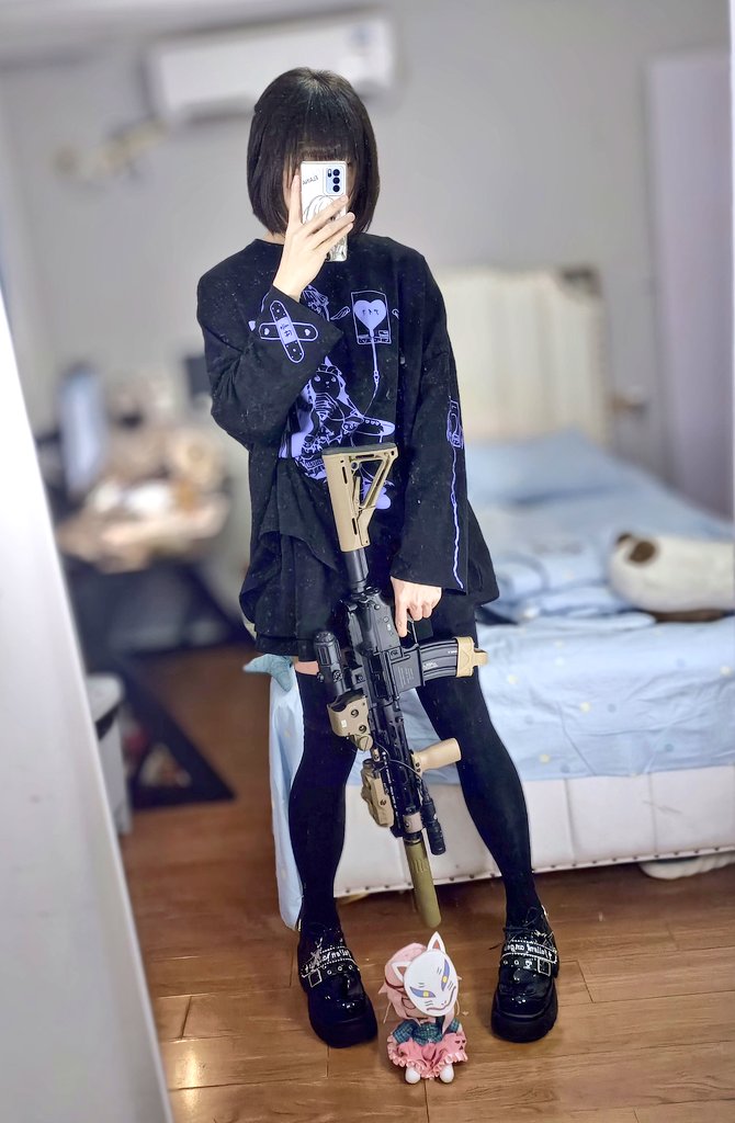 hanxinhx223's tweet photo. 那啥 我家没后空翻的猫 只有会走火的枪 你还来吗 https://t.co/Es3cspjTKo