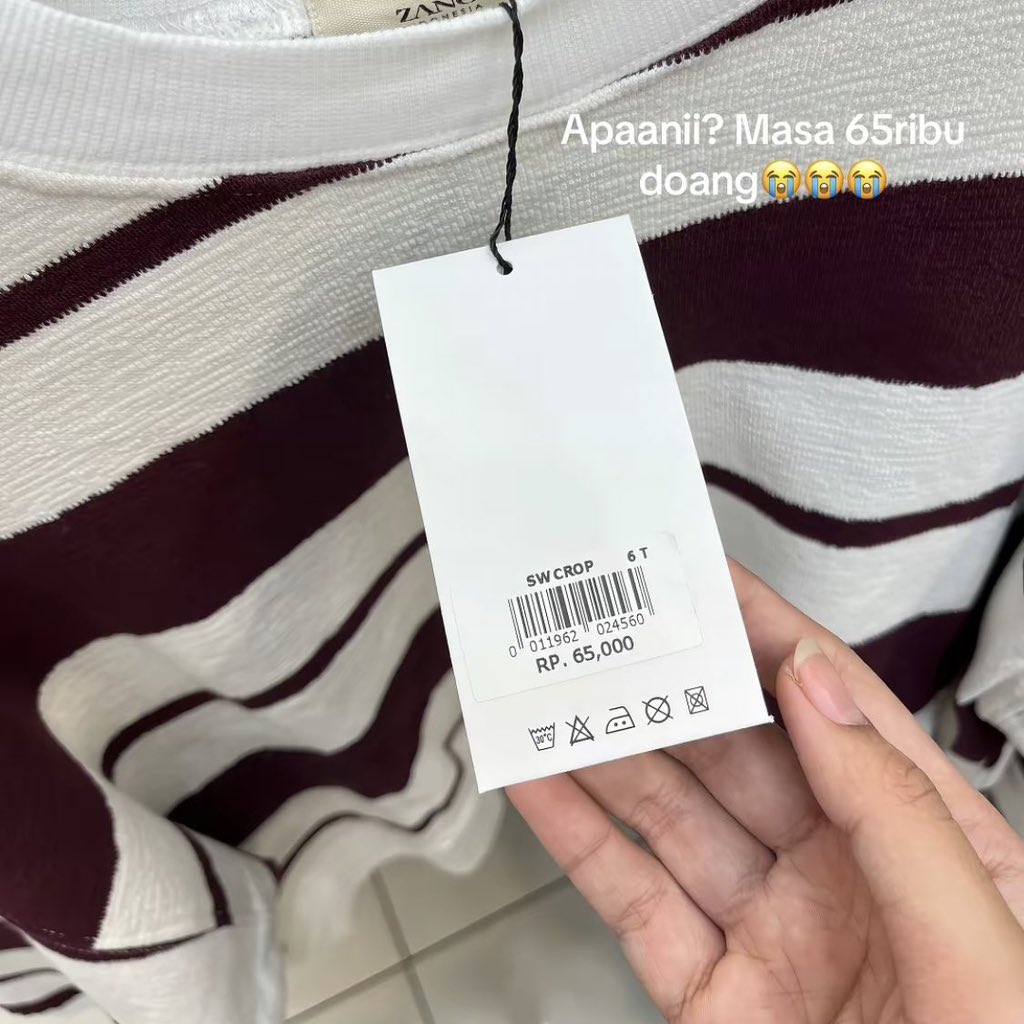 jungjless's tweet photo. Kalo ada yang lucu dan murah, kenapa harus yang mahal?😭👍🏻 Baju-baju di sini harganya affordable untuk gaji umr😭🫶🏻 worth it banget https://t.co/wEyfliY7A2